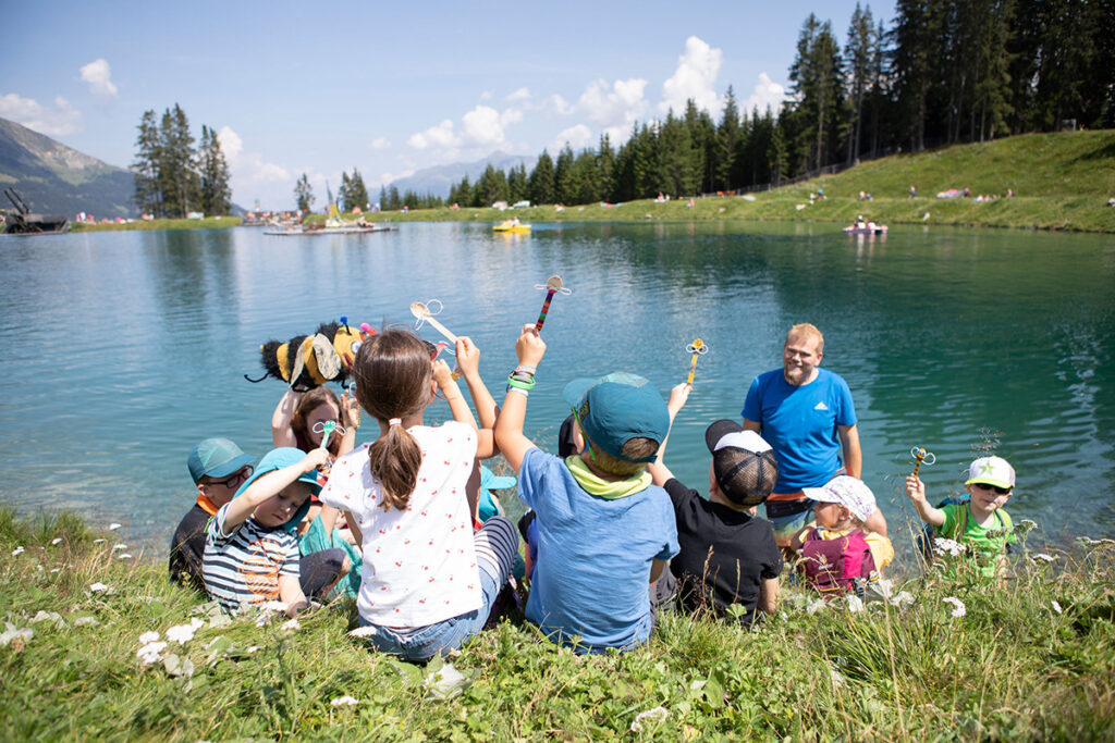 Kinder spielen am See