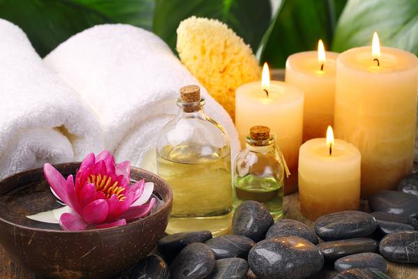 Kerzen und Öle für eine Massage