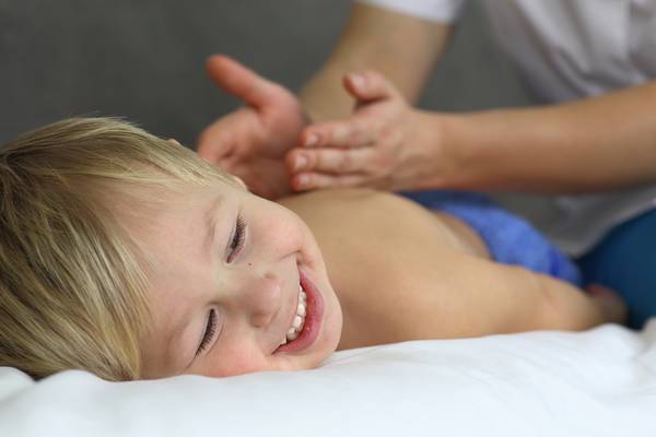Ein Kind bei einer Massage